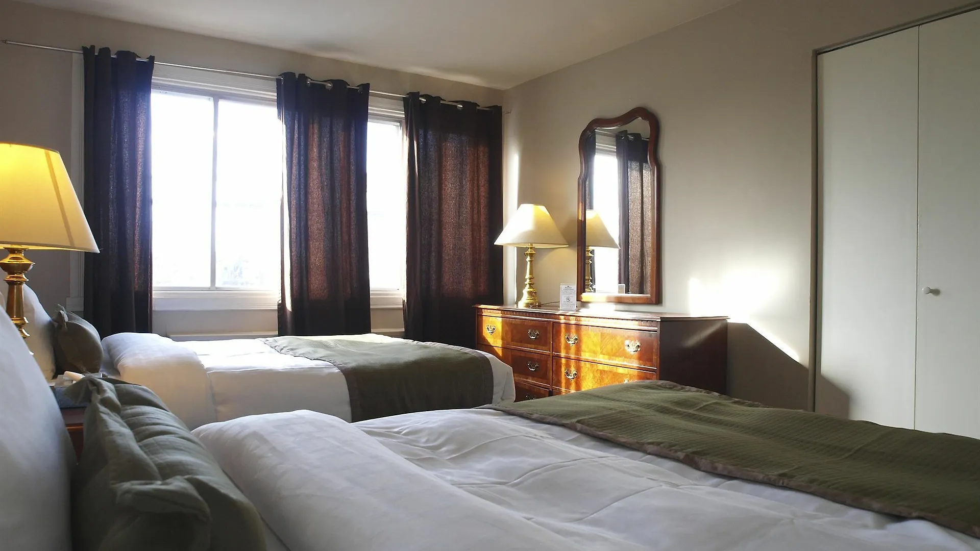 Beausejour Hotel Apartments/Hotel Dorval